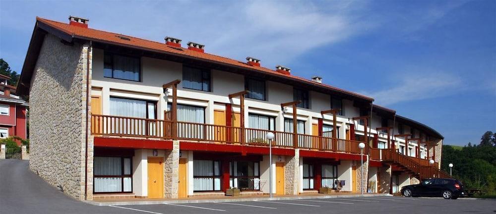 Apartamentos Aldea Del Puente Onís Eksteriør bilde